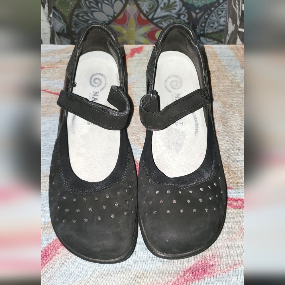 LN  NAOT Mary Jane's Size 8